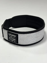 Cargar imagen en el visor de la galería, CINTURÓN LIVE4WOD CON PARCHE ESCARCHADO PLATEADO