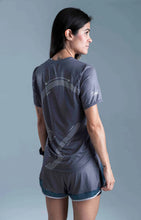 Cargar imagen en el visor de la galería, CAMISETA WOMEN REFLEX IRON