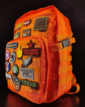 Cargar imagen en el visor de la galería, LEADER BAG 30 LTS BLACK NARANJA (PARCHES NO INCLUIDOS)