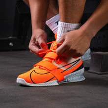 Cargar imagen en el visor de la galería, NIKE ROMALEOS 4 – Naranja/Blanco Caballero**⚠️ ** NO APLICA CAMBIO POR TALLA