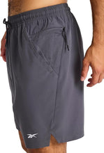 Cargar imagen en el visor de la galería, Pantaloneta Reebok Glider Running 7"  Hombre | Stretch | Regular Fit |  Gris
