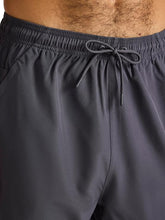 Cargar imagen en el visor de la galería, Pantaloneta Reebok Glider Running 7"  Hombre | Stretch | Regular Fit |  Gris
