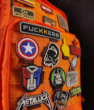 Cargar imagen en el visor de la galería, LEADER BAG 30 LTS BLACK NARANJA (PARCHES NO INCLUIDOS)
