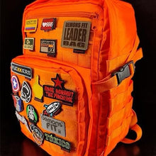 Cargar imagen en el visor de la galería, LEADER BAG 30 LTS BLACK NARANJA (PARCHES NO INCLUIDOS)
