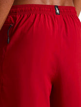 Cargar imagen en el visor de la galería, Pantaloneta Reebok Glider Running 7"  Hombre | Stretch | Regular Fit |  Rojo (Retro Red)
