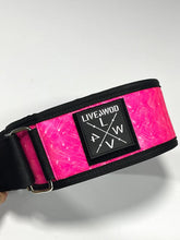 Cargar imagen en el visor de la galería, CINTURÓN CON PARCHE - FUCSIA 3D
