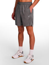 Cargar imagen en el visor de la galería, Pantaloneta Reebok  Training 7"  para Hombre Gris Jaspeado

