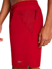 Cargar imagen en el visor de la galería, Pantaloneta Reebok Glider Running 7"  Hombre | Stretch | Regular Fit |  Rojo (Retro Red)
